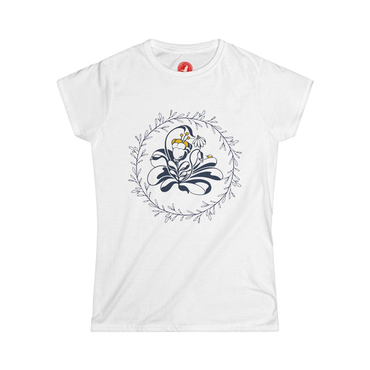 Botanical circle floral graphic T-shirt with vintage flower illustration | Del Lago Greenwich